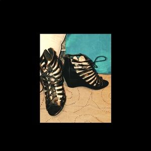 Black cut out lace peep toe shoes 8.5 women’s